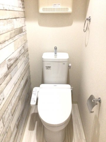 トイレ　温水洗浄便座付きのトイレです♪