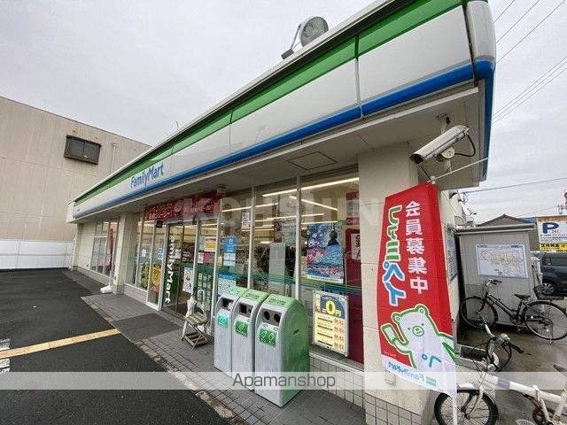コンビニ　ファミリーマート（コンビニ）まで822m