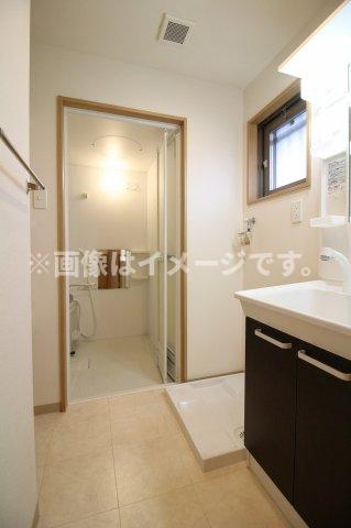 洗面設備　明るい洗面所です
