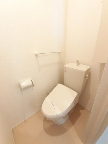 トイレ　落ち着いた色調のトイレです