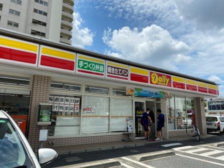 コンビニ　デイリーヤマザキ（コンビニ）まで674m