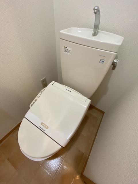 トイレ　洗浄便座は助かります。