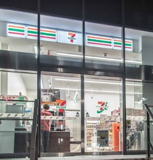 コンビニ　セブン-イレブン パソナスクエア店（コンビニ）まで457m