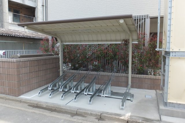 その他　屋根付き駐輪場完備