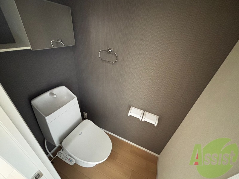 トイレ　トイレはウォシュレット機能付きです。安心して使用できますね。