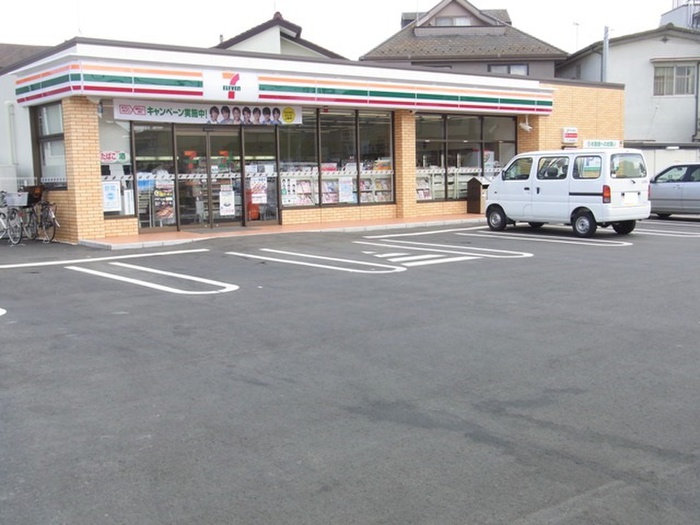 コンビニ　セブンイレブン（コンビニ）まで550m
