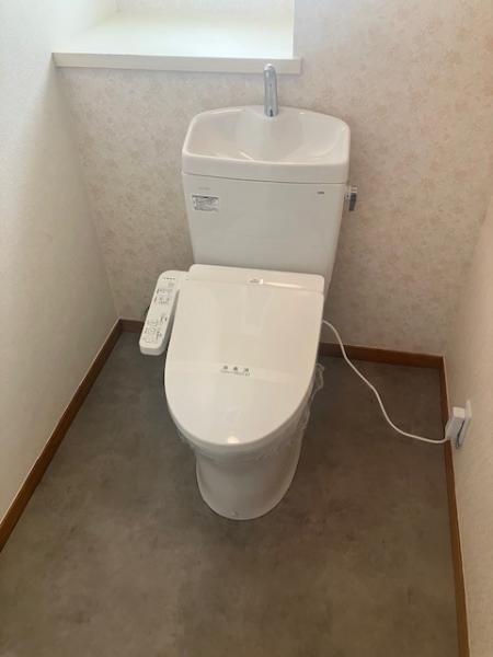 トイレ　バストイレ別。温水洗浄便座有