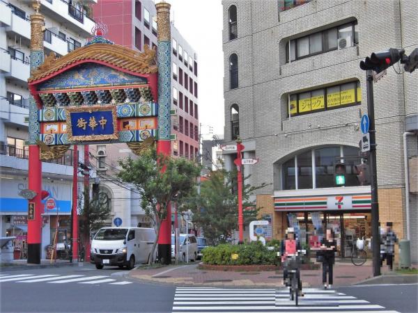 コンビニ　セブンイレブン　横浜中華街朱雀門店（コンビニ）まで150m