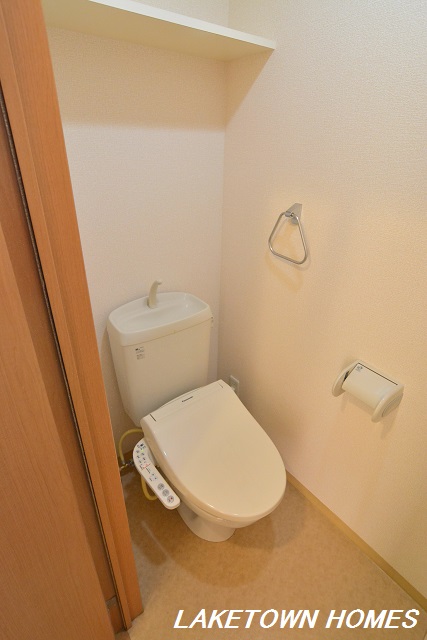 トイレ　上部に収納棚があるトイレです。