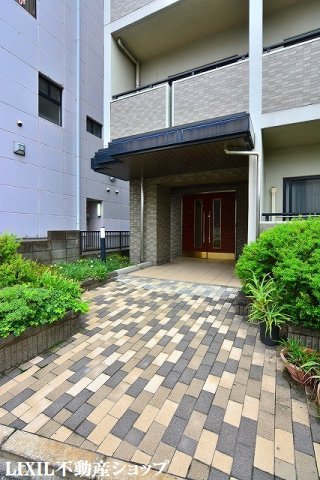 エントランス　オートロック機能付のエントランスです。
