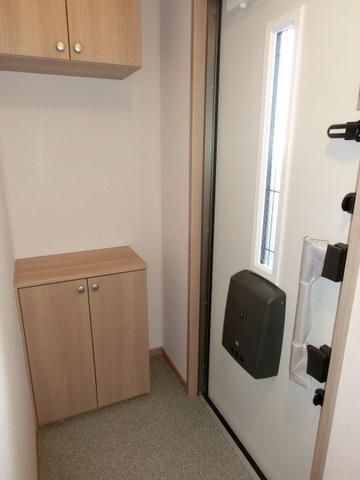 玄関　玄関収納が豊富で便利です（同タイプ）