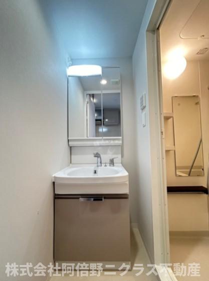 洗面設備　内装は別部屋の参考写真です。