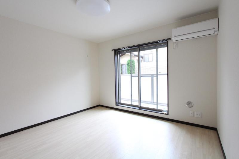 居室・リビング　白を基調としたお部屋です。