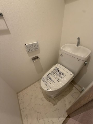 トイレ　落ち着いた色調のトイレです