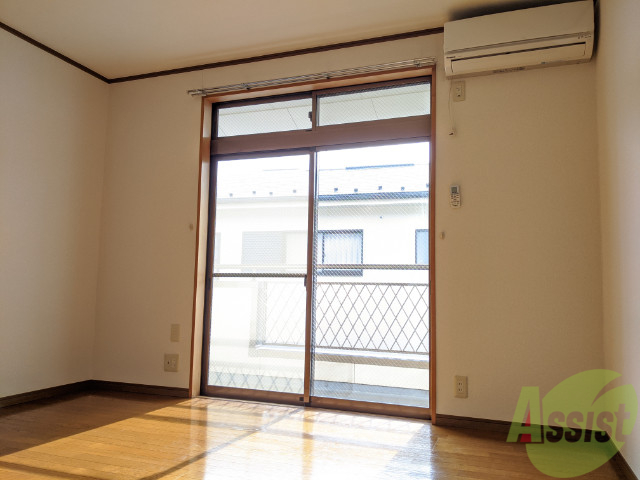 居室・リビング　居室は採光が良い印象で、明るい感じがします。