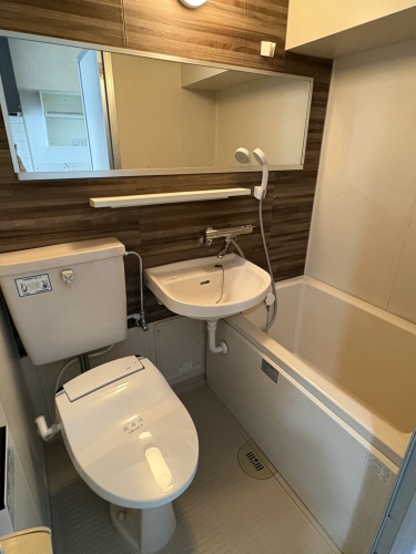 トイレ　同系統の別部屋になります。現状を優先します。