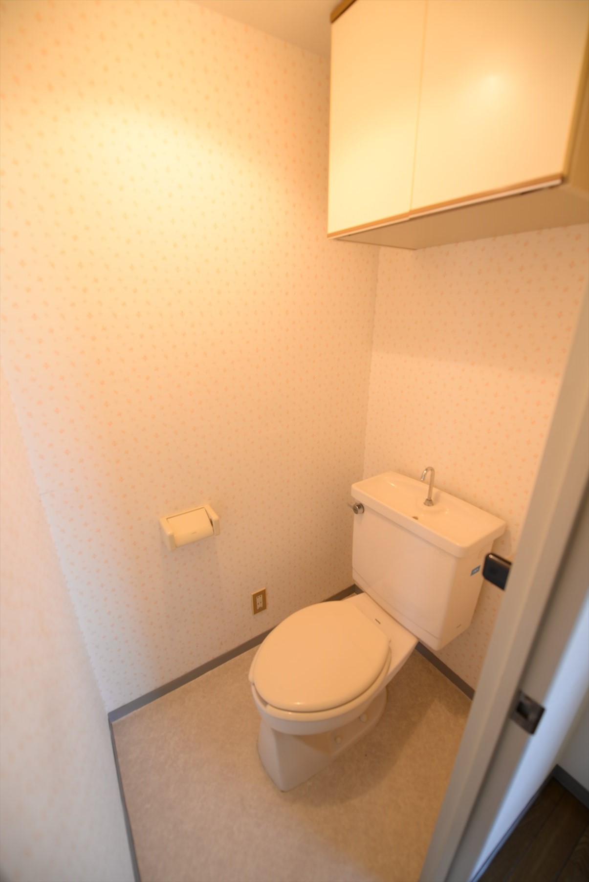 トイレ　上部収納があるのでトイレ用品等を収納してスッキリします！
