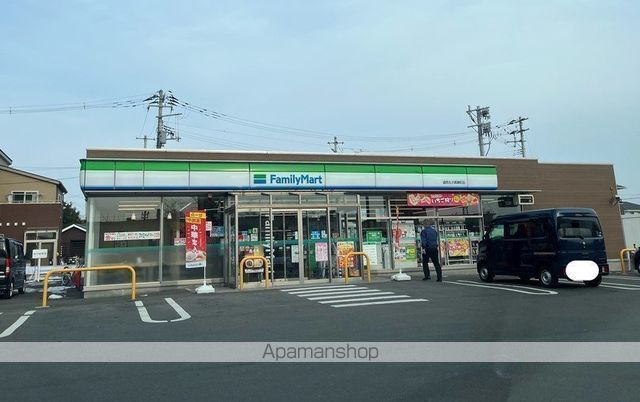 コンビニ　ファミリーマート（コンビニ）まで695m