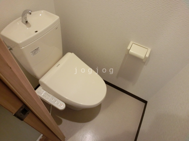 トイレ　嬉しい温水洗浄便座付きのトイレです。