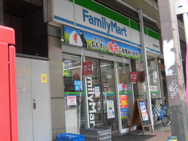 コンビニ　ファミリーマート（コンビニ）まで104m