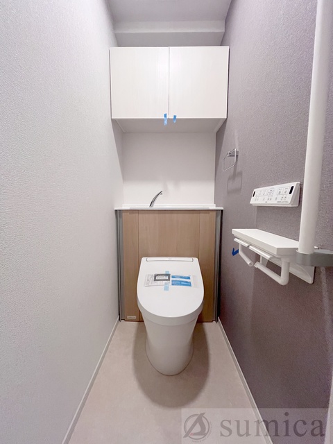 トイレ　人気アイテムの温水洗浄便座。清潔感のあるトイレです。