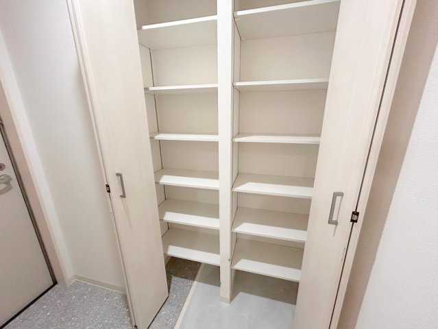収納　大きいシューズボックスは靴がいっぱい入れれますね。