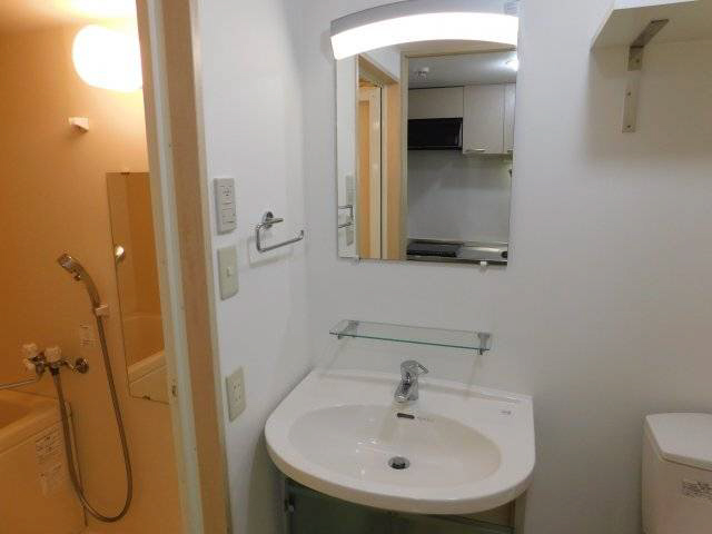 洗面設備　写真は同マンションの他のお部屋のものです