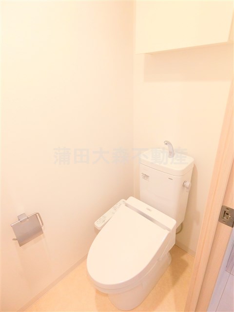 トイレ　棚収納　温水洗浄便座付きトイレ