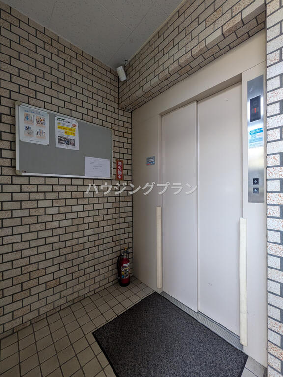 東京メトロ有楽町線 護国寺駅 徒歩3分 9階建 築47年の外観写真