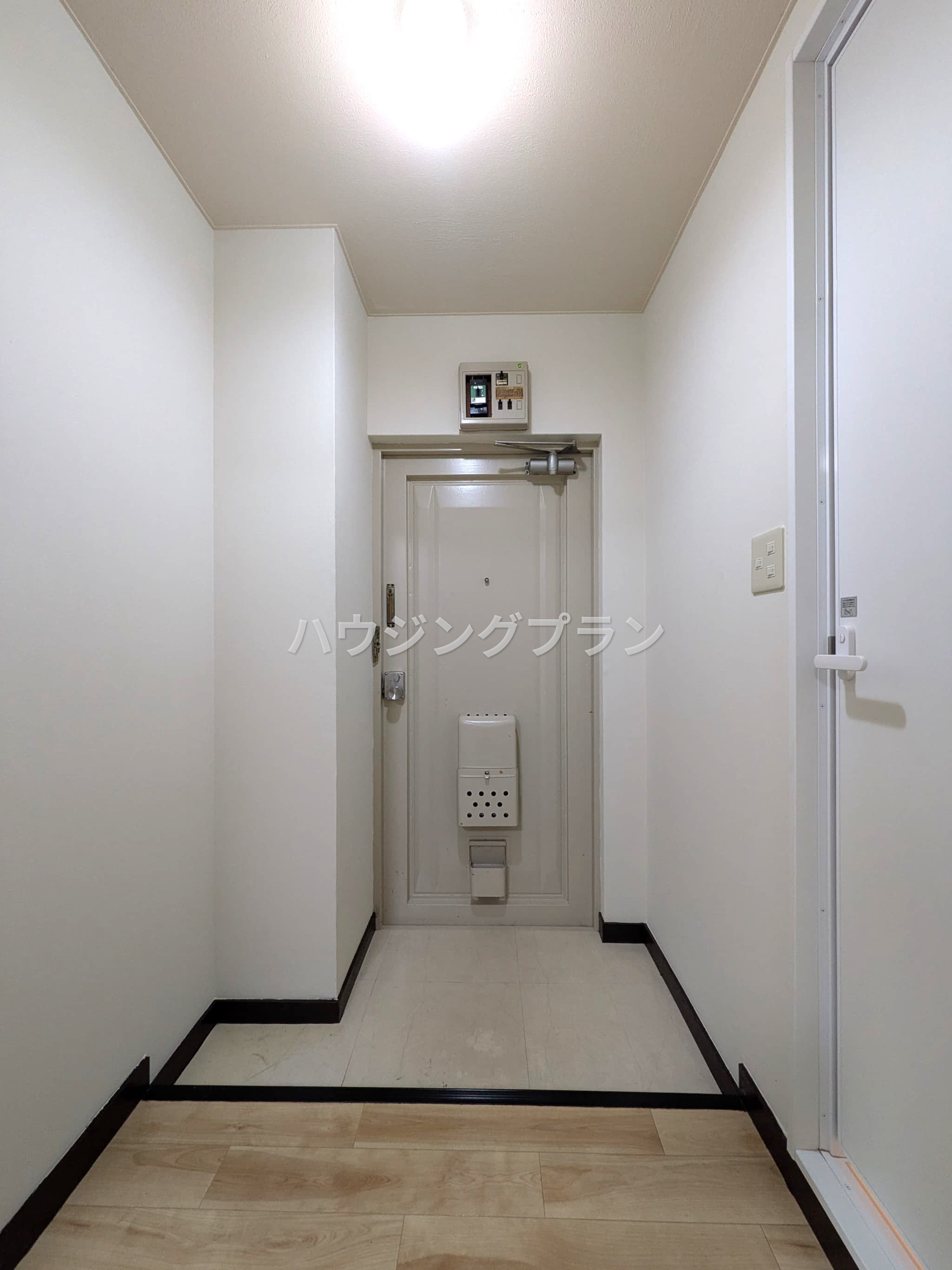 東京メトロ有楽町線 護国寺駅 徒歩3分 9階建 築47年の玄関写真