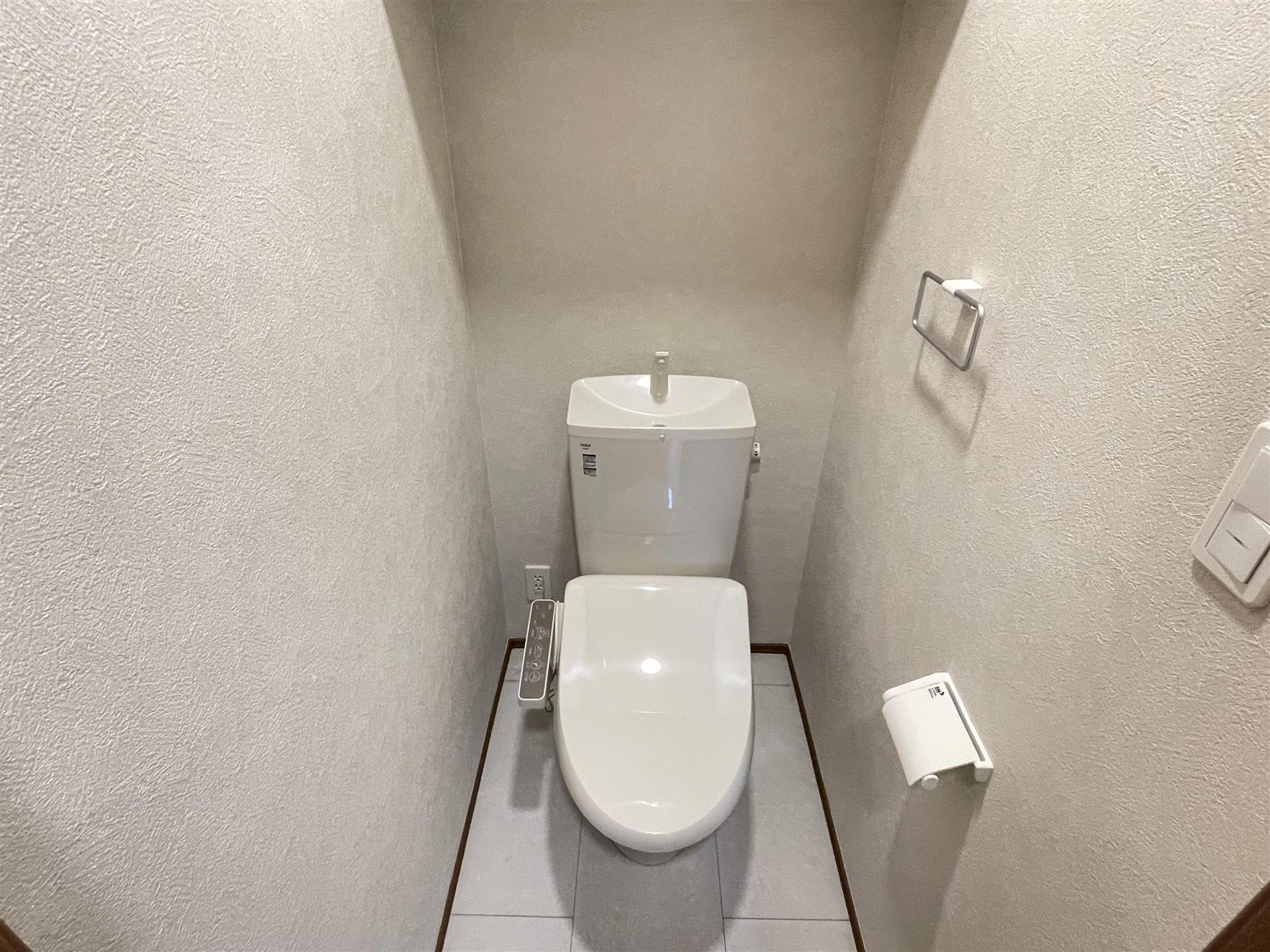 山形市 2階建 築2年のトイレ写真