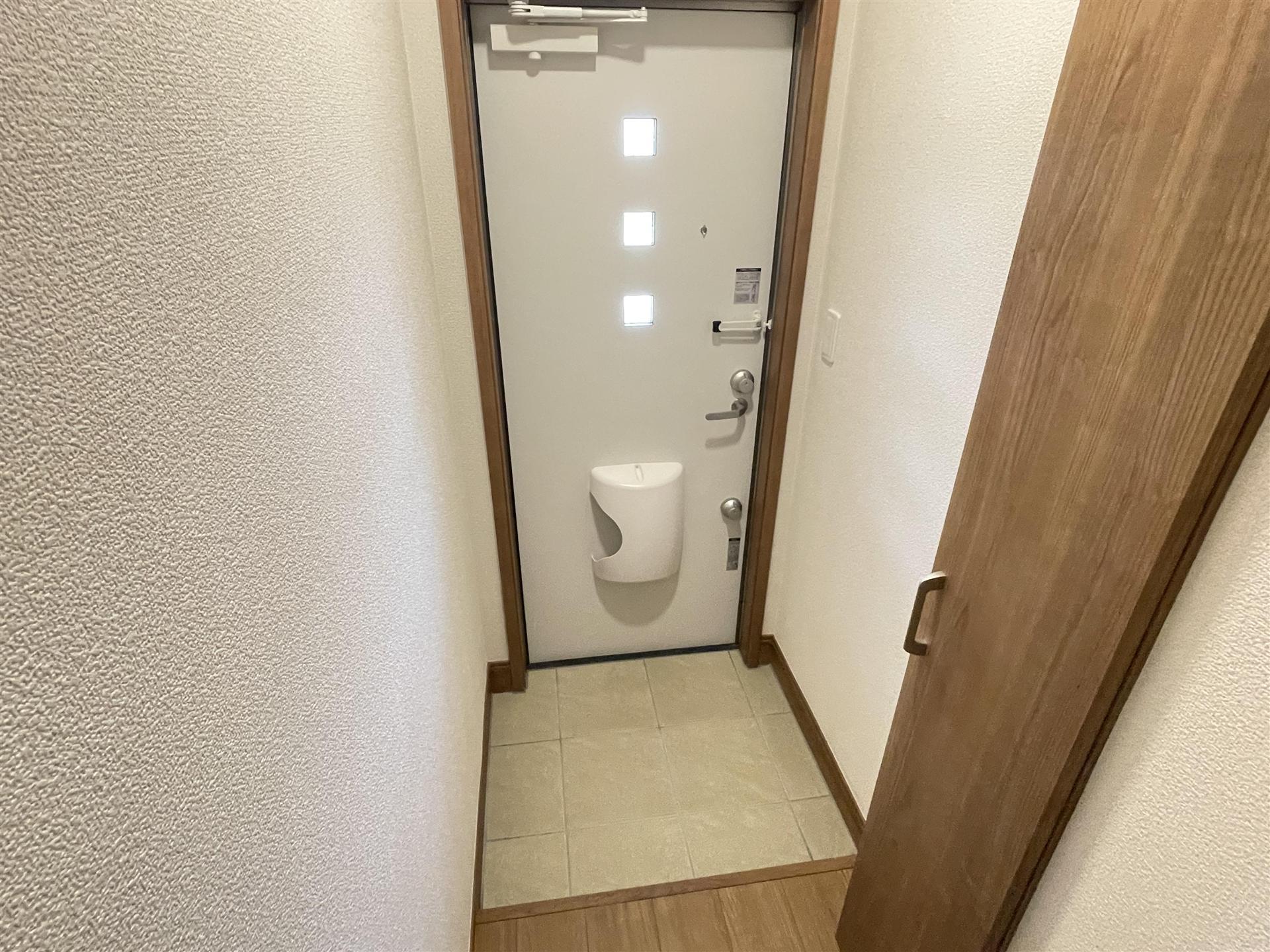 山形市 2階建 築2年の玄関写真