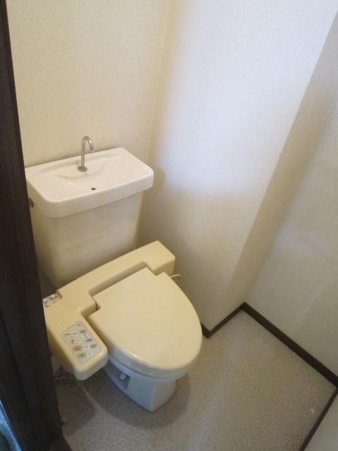 トイレ　別号室の写真です。