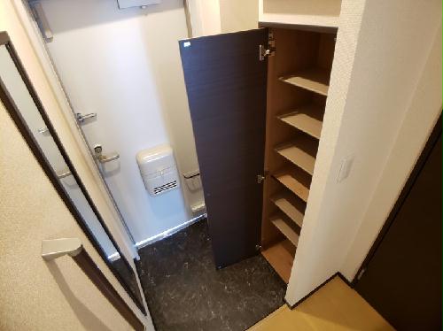 玄関　棚の位置を変えられるためブーツ収納も可能