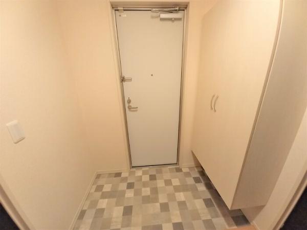 玄関　写真は同タイプの別のお部屋のものです。