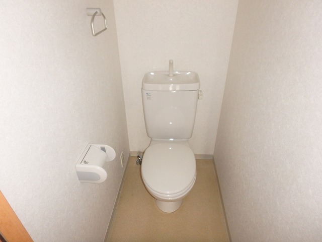 地下鉄七隈線 渡辺通駅 徒歩12分 7階建 築24年のトイレ写真