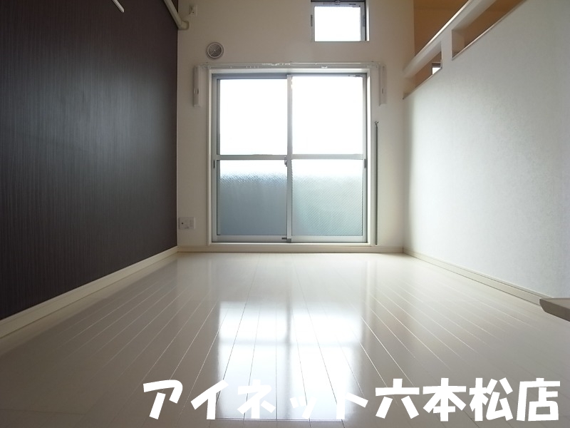 居室・リビング　広々とした洋室です