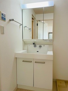 洗面設備　明るい洗面所です