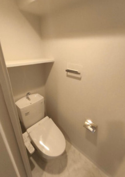 トイレ　落ち着いた色調のトイレです