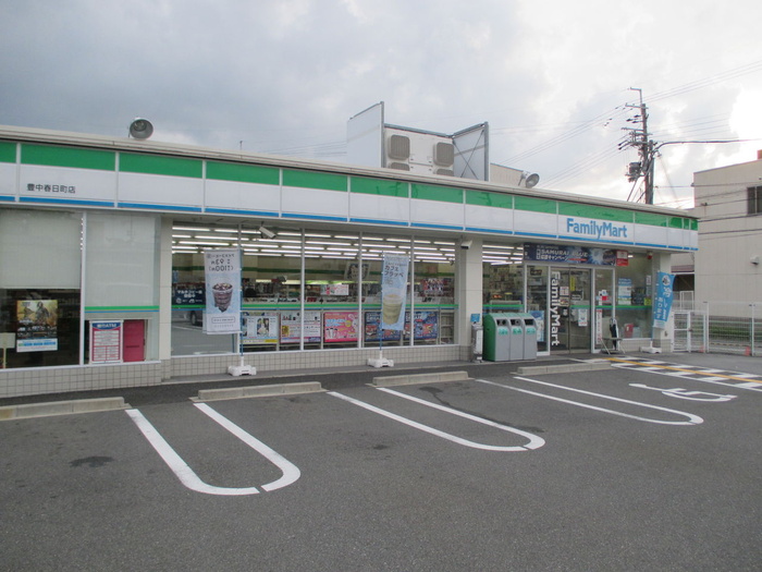 コンビニ　ファミリーマート（コンビニ）まで592m