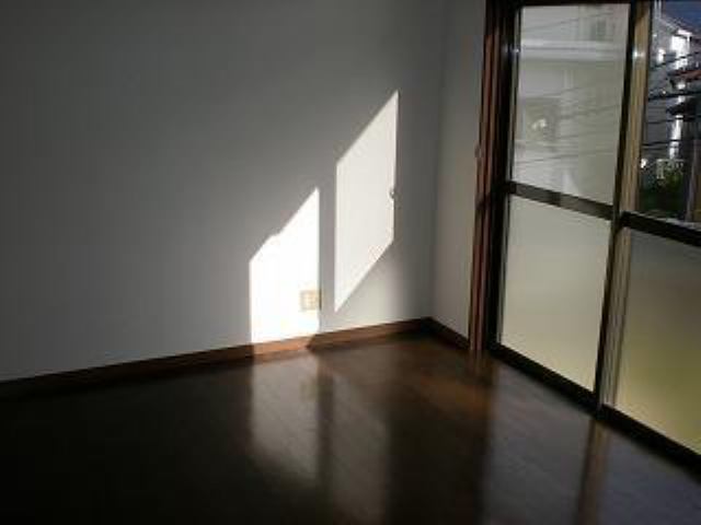 居室・リビング　同物件別室