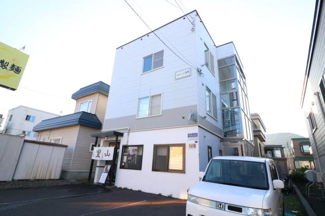 札幌市西区西野八条のアパートの建物外観