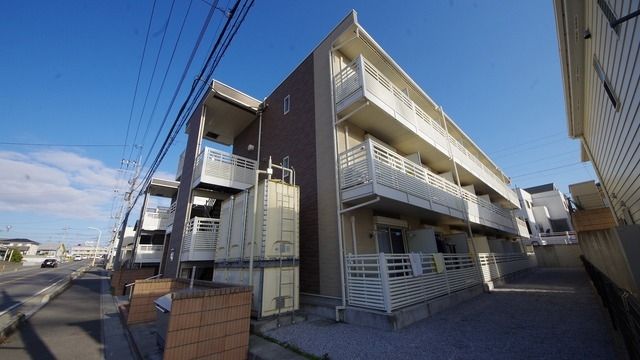 東松山市大字宮鼻のマンションの建物外観