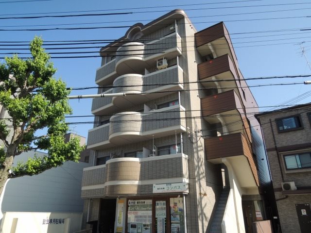 【カルフール北村の建物外観】