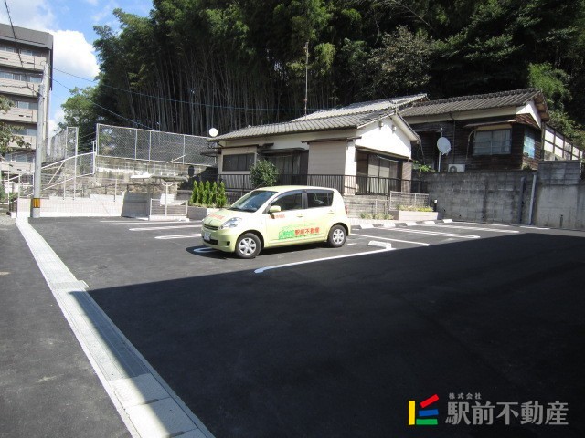 【アルカンシェル宰府の駐車場】