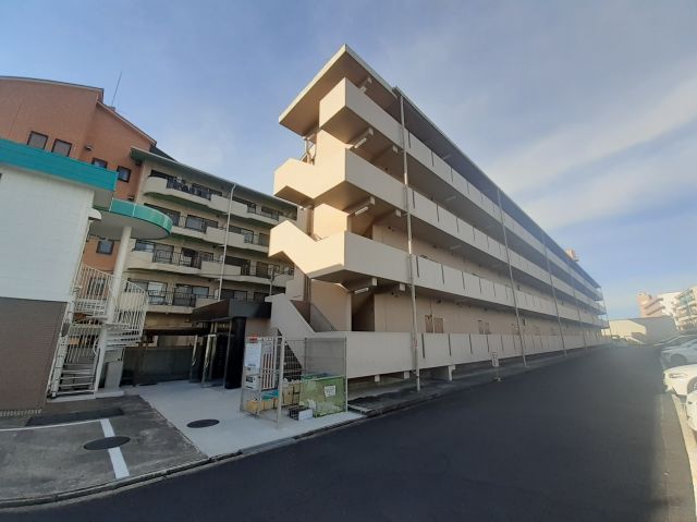 橿原市葛本町のマンションの建物外観