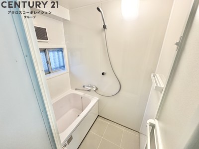 バス・シャワールーム　窓があり換気良好です。