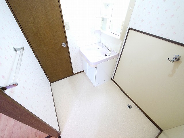 洗面設備　ゆったりとスペースのある洗面所