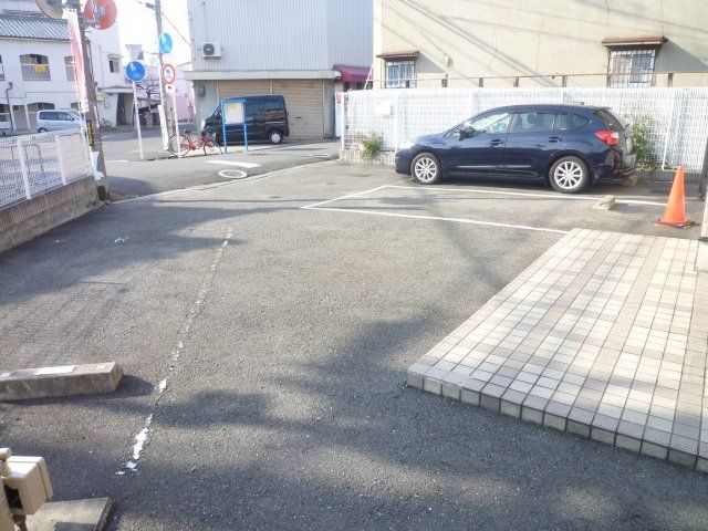 【東大阪市金岡のマンションの駐車場】