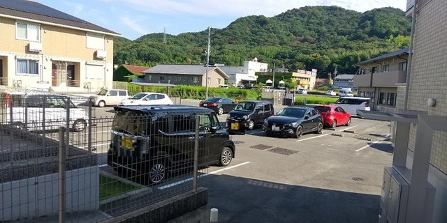 【洲本市桑間のアパートの駐車場】